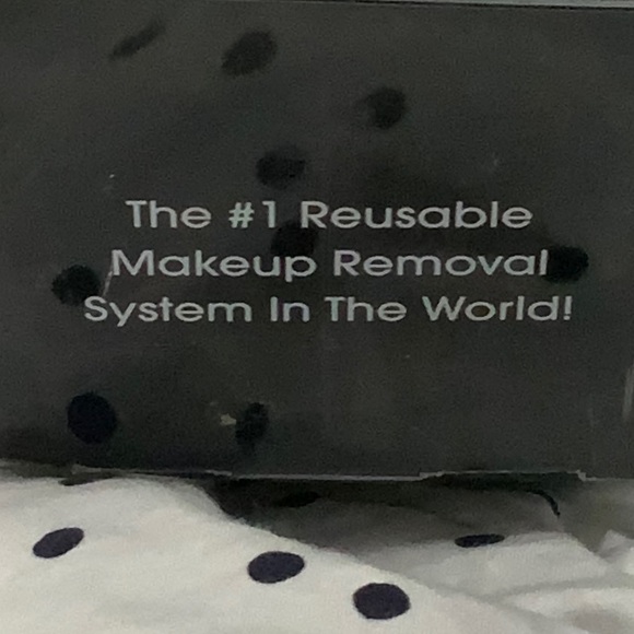 🆕MAKEOVER ESSENTIALS! Chic Black make up eraser - Picture 5 of 11